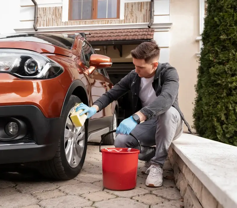 Lavage auto à domicile Saint-Christophe-du-Bois : professionnel intervenant sur un véhicule